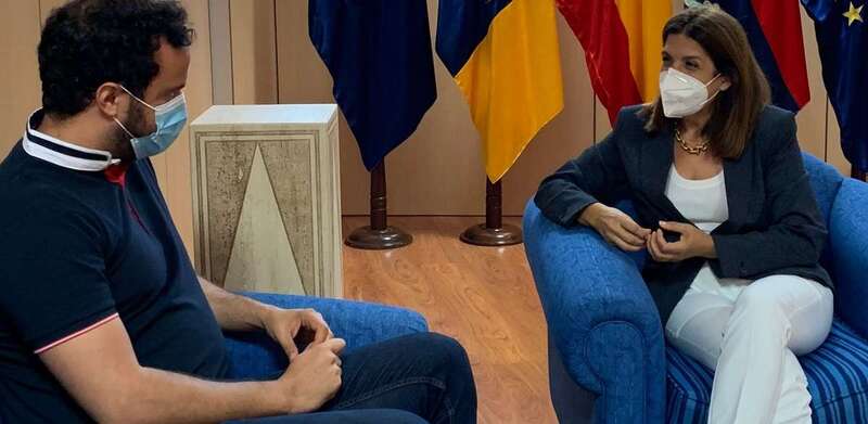 Armando Ravelo y Carmen Hernández, este lunes durante el encuentro / TA